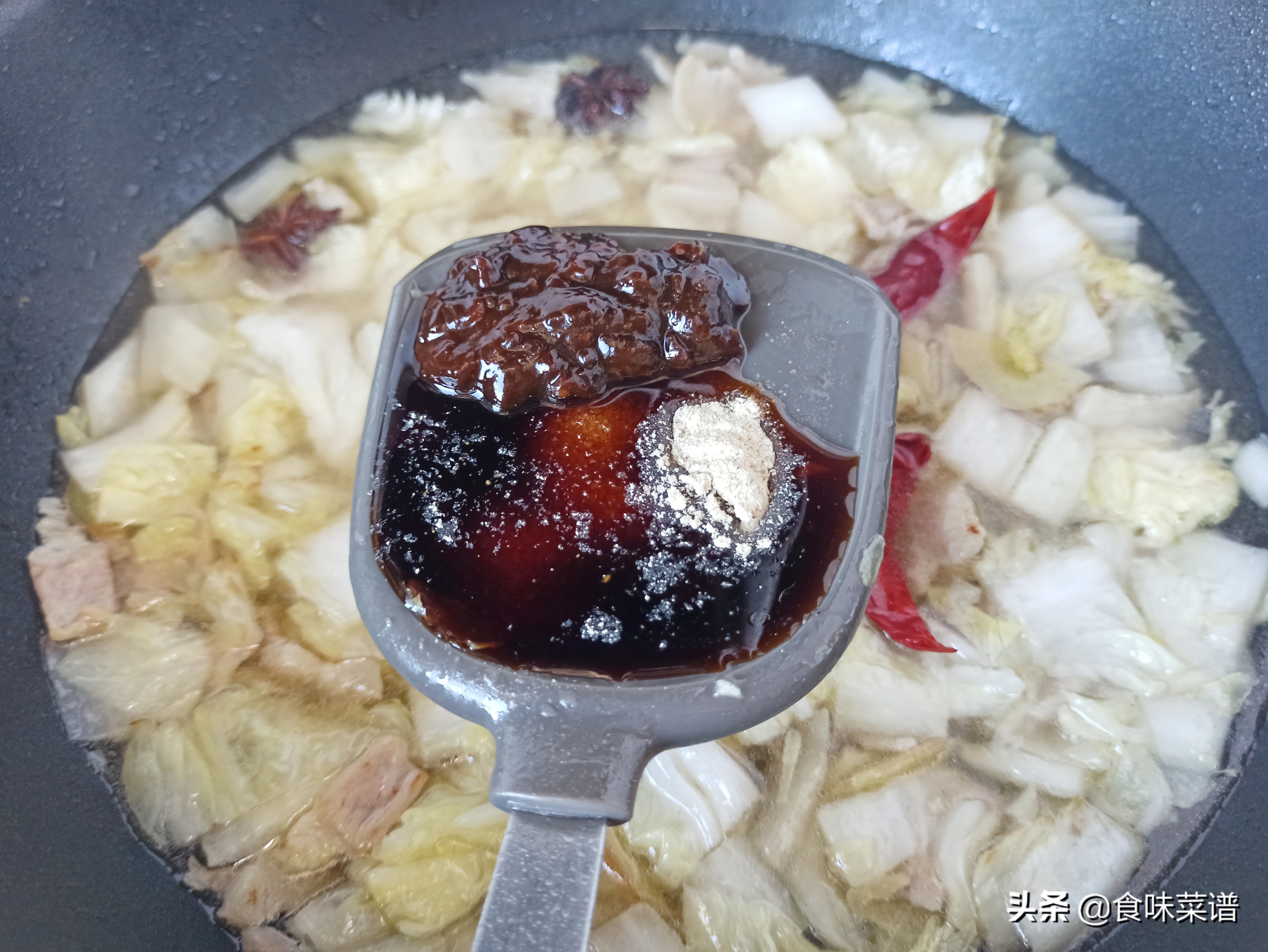 猪肉炖粉条怎么做才好吃？记住3个小技巧，鲜香入味，汤汁都不剩