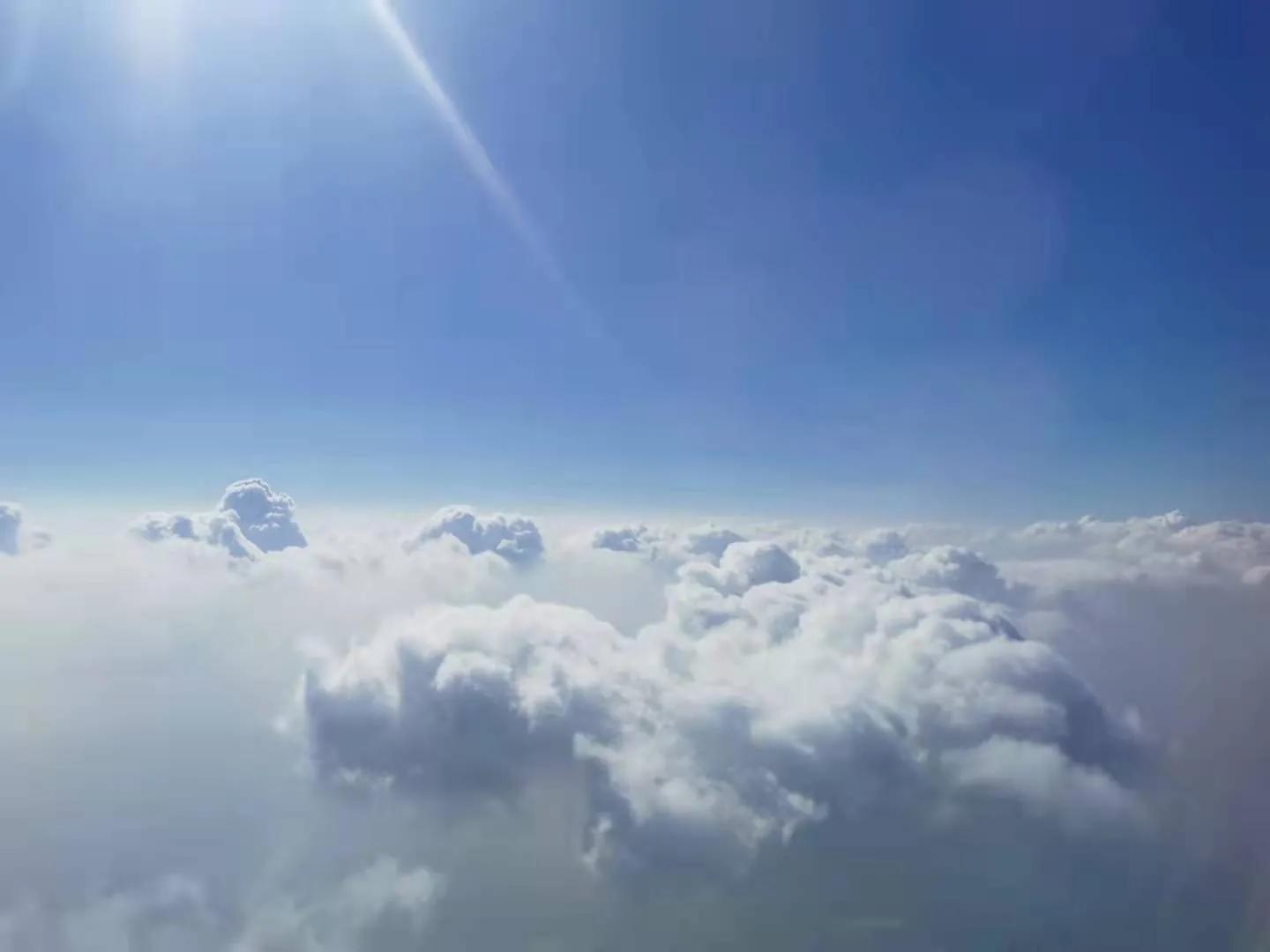 飞机上空的蓝天白云