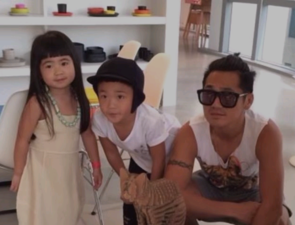 曹格妻子分享女儿照片，Grace穿高跟鞋长大了，腿长脚长五官出挑