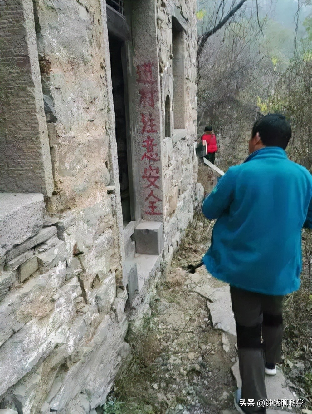 中国第一鬼村"封门村"有多神秘?主播夜闯鬼村,晚上又报警求救