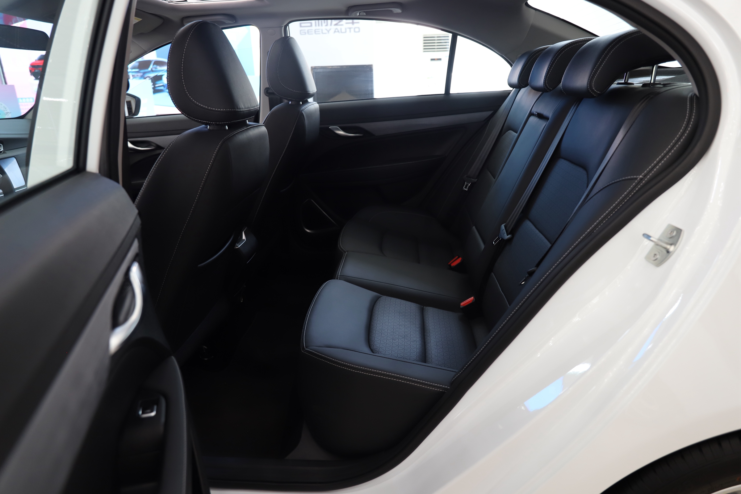 国民家轿热销12年 最低只要4.28万 实拍吉利帝豪UP