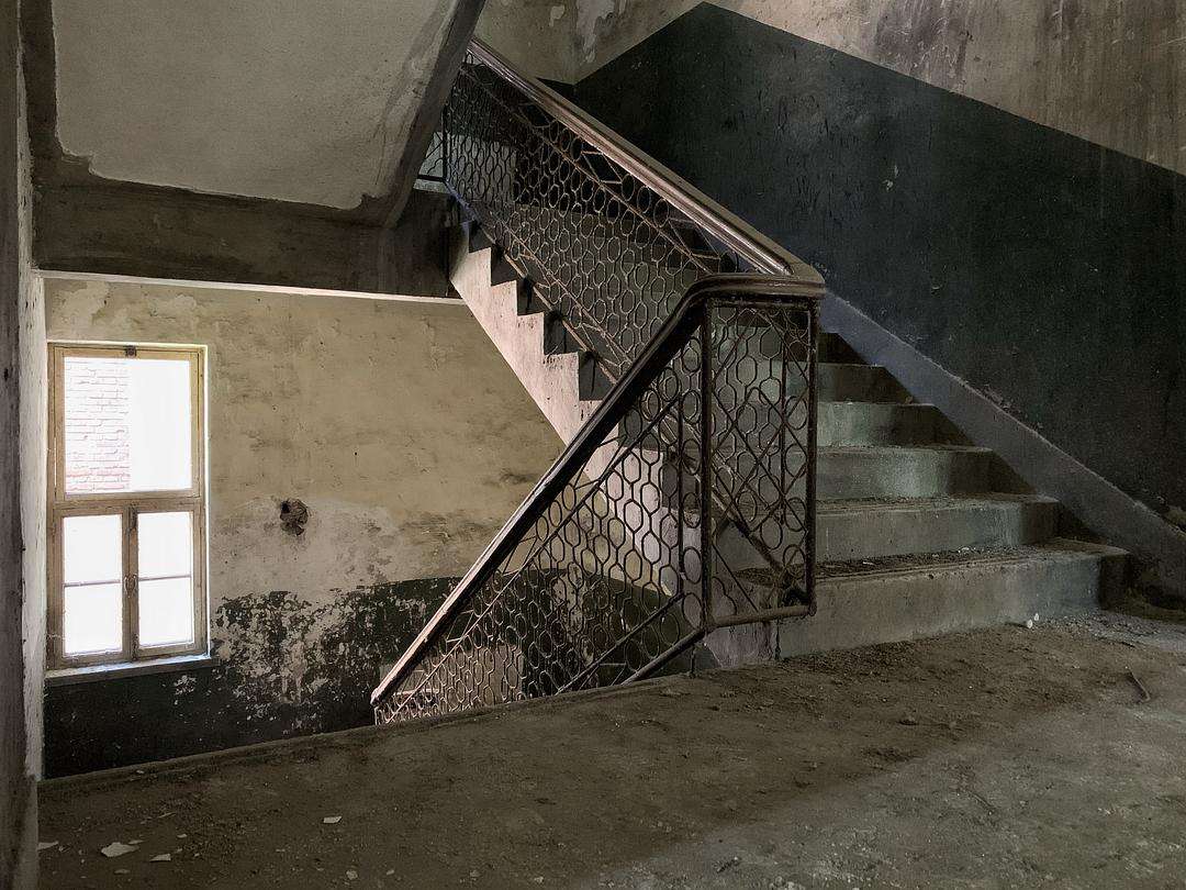 恐怖故事鬼故事 黑暗中的四楼楼梯角
