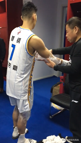 nba运动员为什么裹冰袋(心疼书豪！场上不断被侵犯，场下全身挂满冰袋，这只是赛季刚开始)