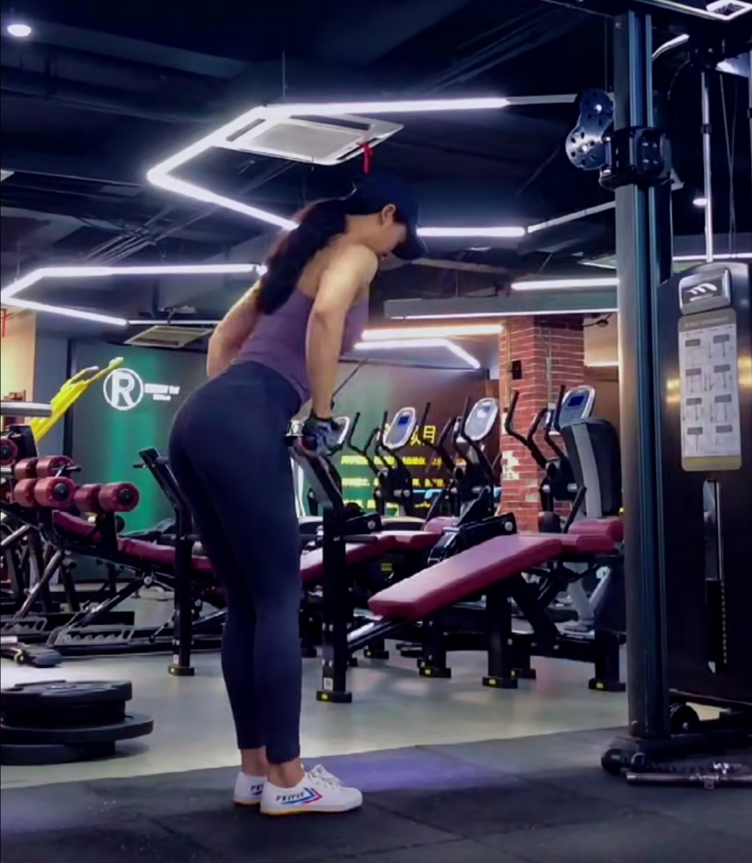 超模hailey晒性感露背照,这曼妙曲线太吸睛,3步get同款美背杀