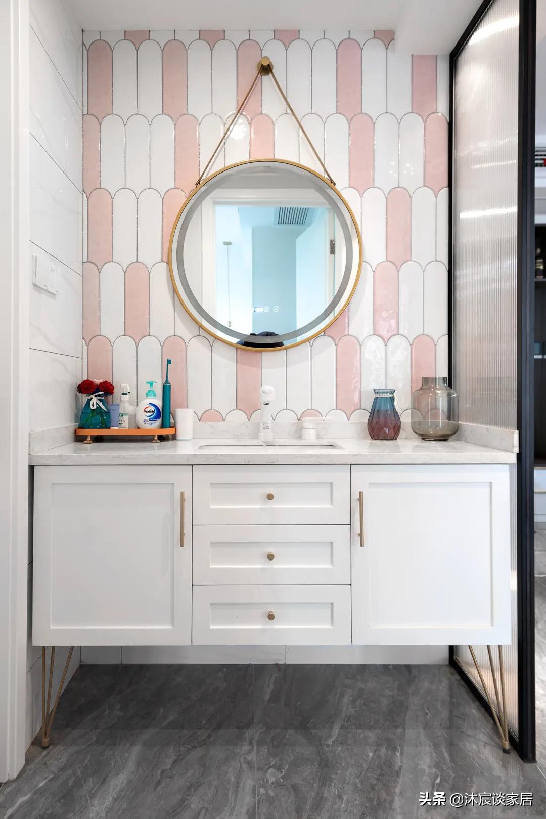 改变墨守成规的布置，她坚持把沙发背景改成矮墙，真是通透又美观