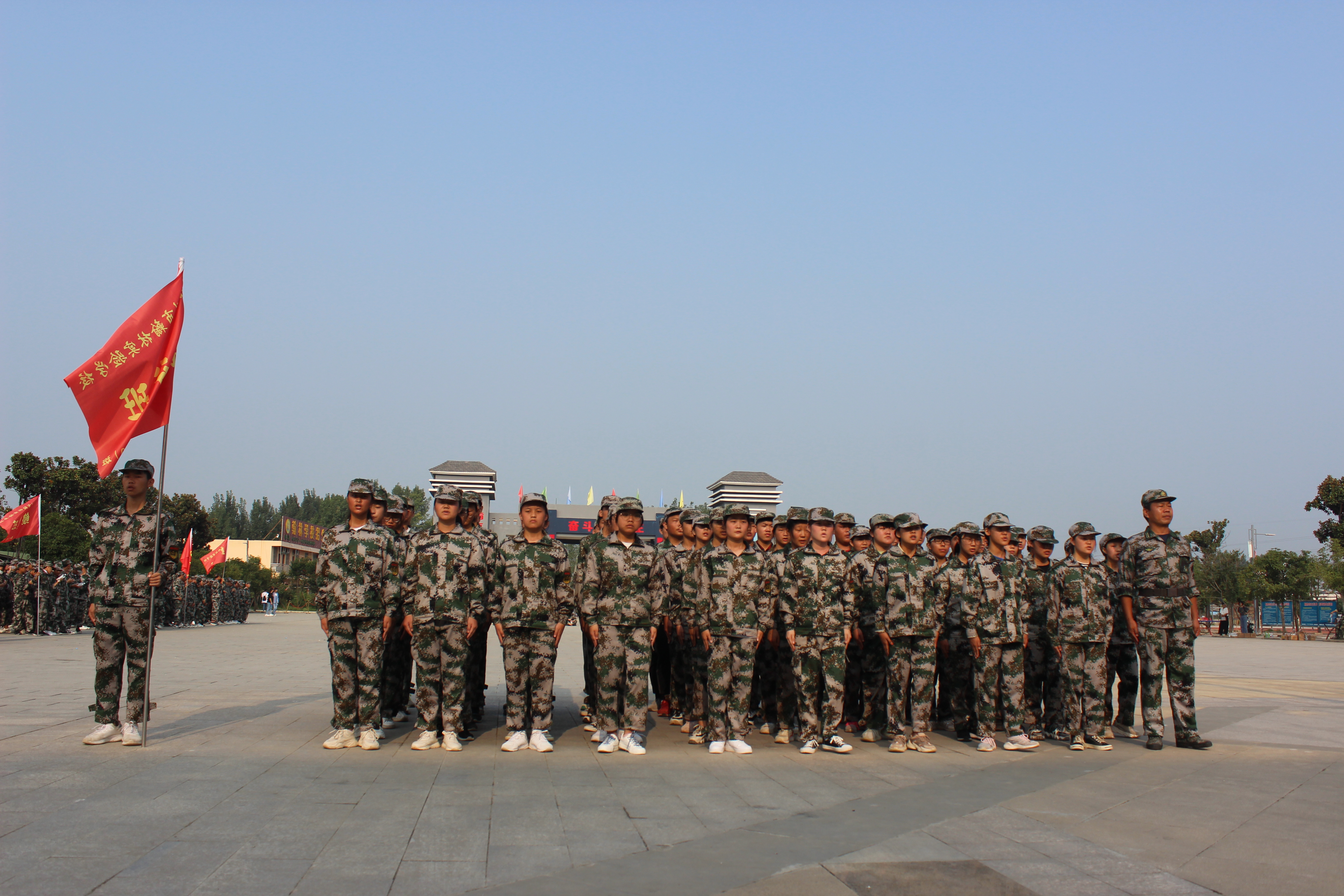 磨意志 铸品格 展新貌——邓州市翰林实验学校举行2020级高一新生军训汇演