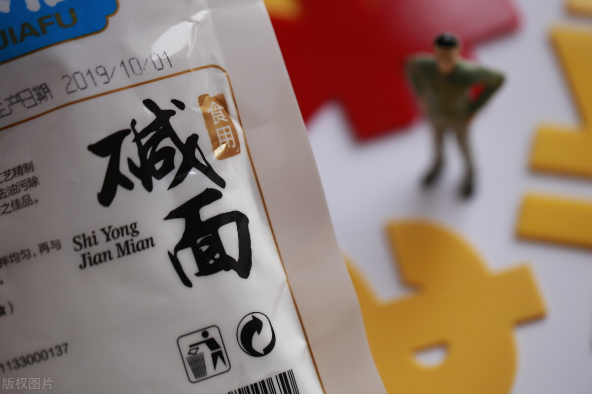 小苏打和食用碱有啥不一样？很多人不懂怎么用，看完后别再用错了