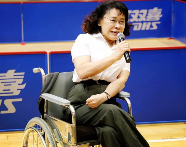 楷模张海迪,5岁意外高位截瘫,读书让她变得不凡