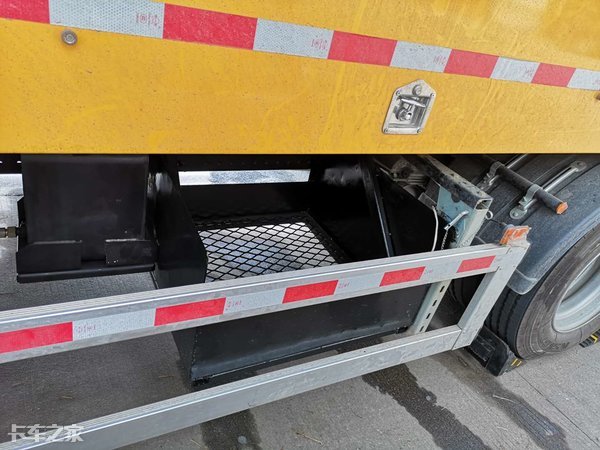 不仅可以疏通管道，关键时刻还能灭火，东风天锦清洗车配置真复杂