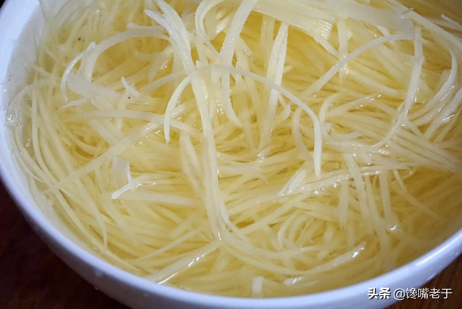 炒土豆丝好不好吃，关键在于加醋的时间！这步做不对，难怪不好吃