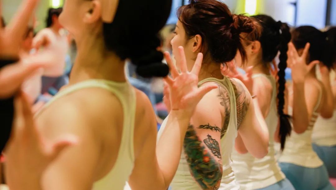 瑜伽蜕变记 | 33岁宝妈参加瑜伽教练培训班，3个月怒减35斤脂肪