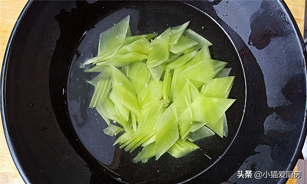 这道南瓜和猪瘦肉一起做的下饭菜“金汤肉片”，酸辣得恰到好处