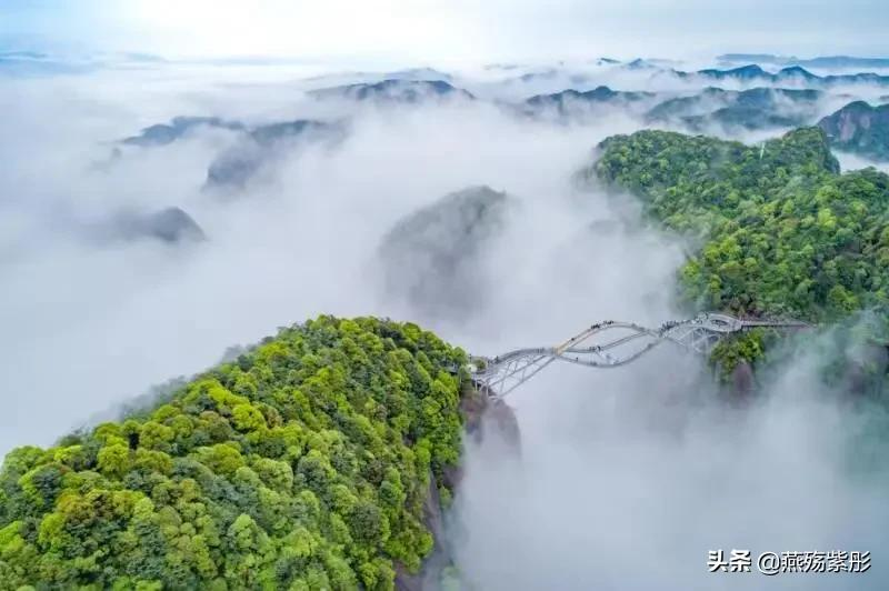 空山新雨后,景色分外娆,竹筏水上行,诗意盎然时,你心动了吗?