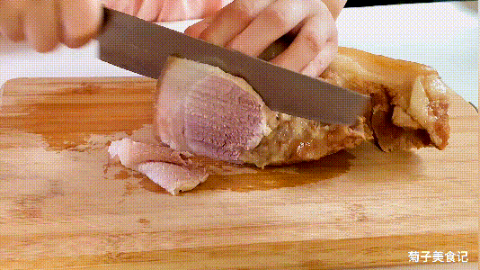 想要做出美味不油腻的蒜泥白肉，只要做对这几步，比饭店的还好吃