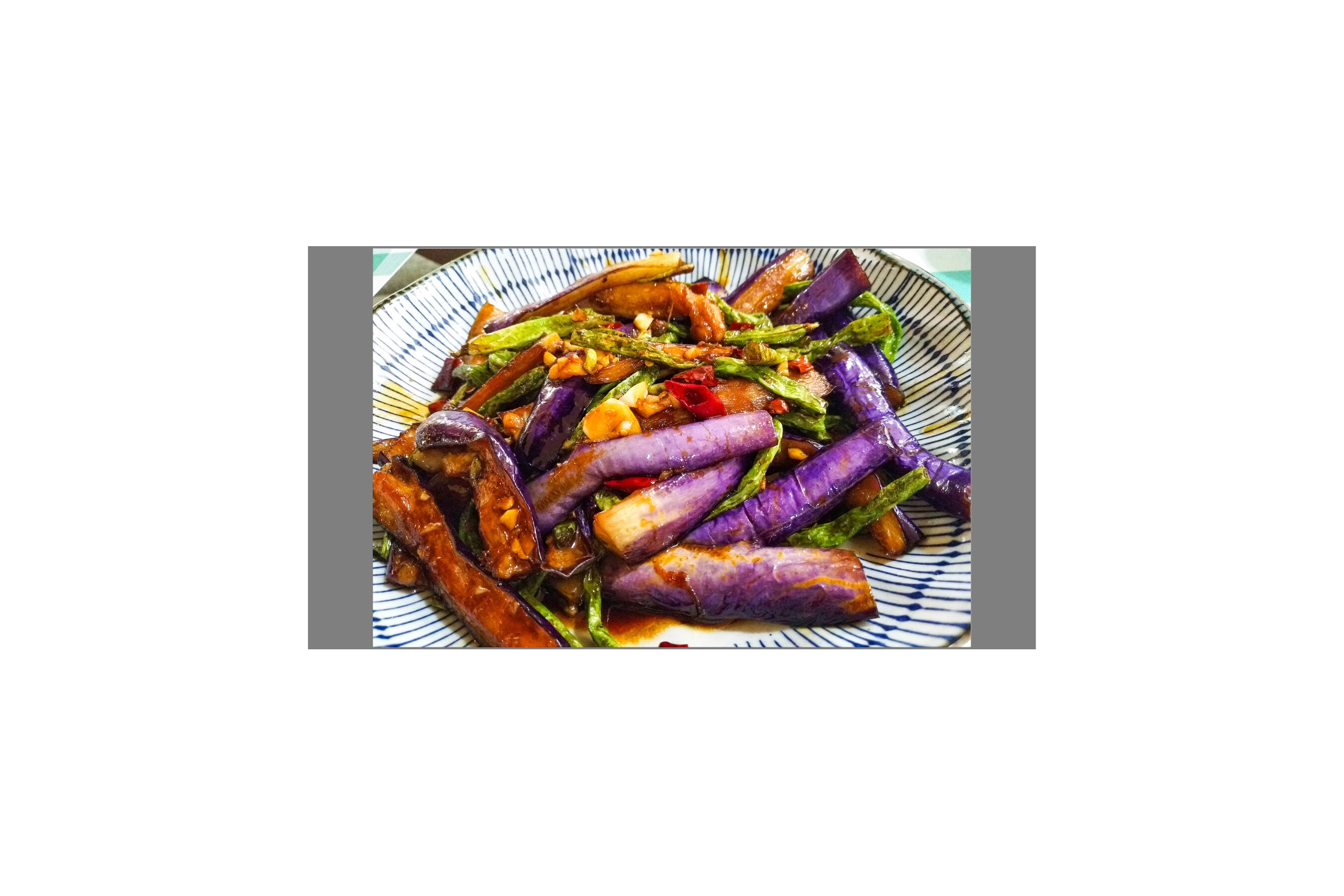 炒茄子切忌直接下油锅，厨师长教你一招，炒出来不发黑也不油腻