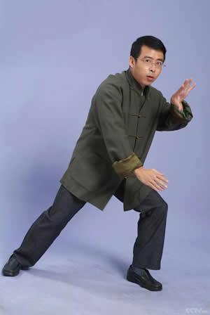 央视主持阿丘被封杀，风光一时沦落到唾弃一世，现在怎样了