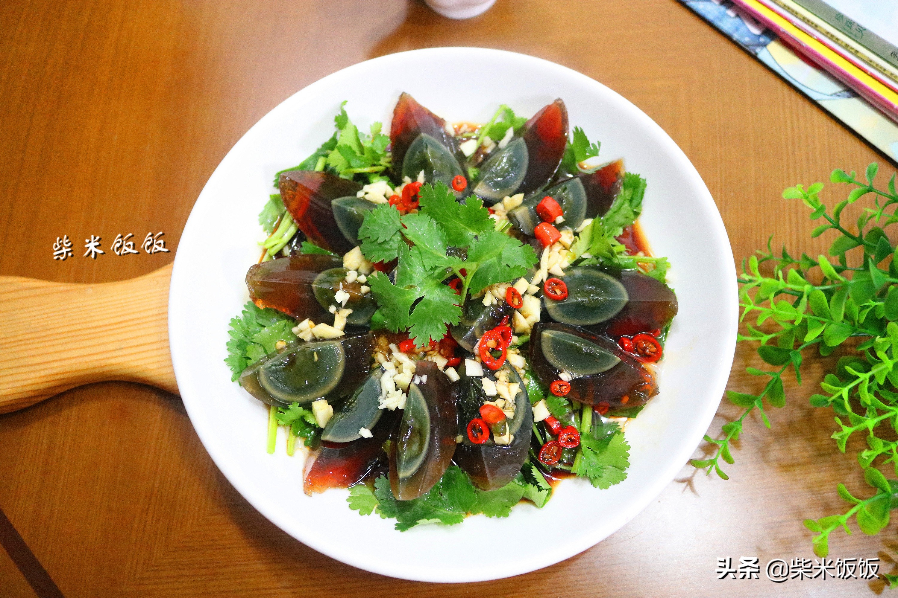 凉拌皮蛋怎么做？一碗料汁就够了！这味道，宴客也够面
