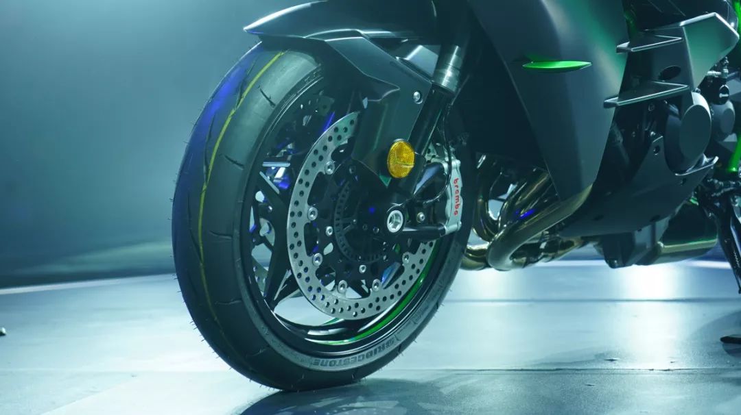 文末彩蛋福利 </p><p>　　 28.9万起，川崎发布 H2 Carbon以及ZX-10R SE