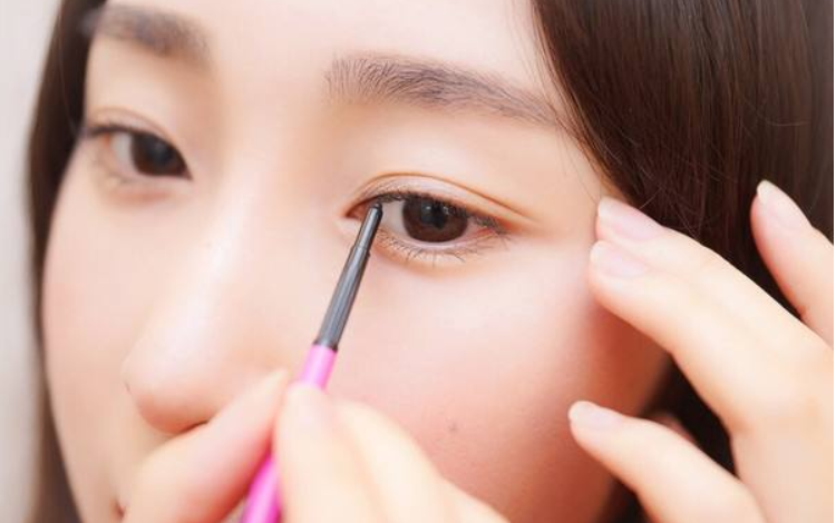 画眼影的步骤初学者(教你眼妆4步骤简单易学精致又好看)