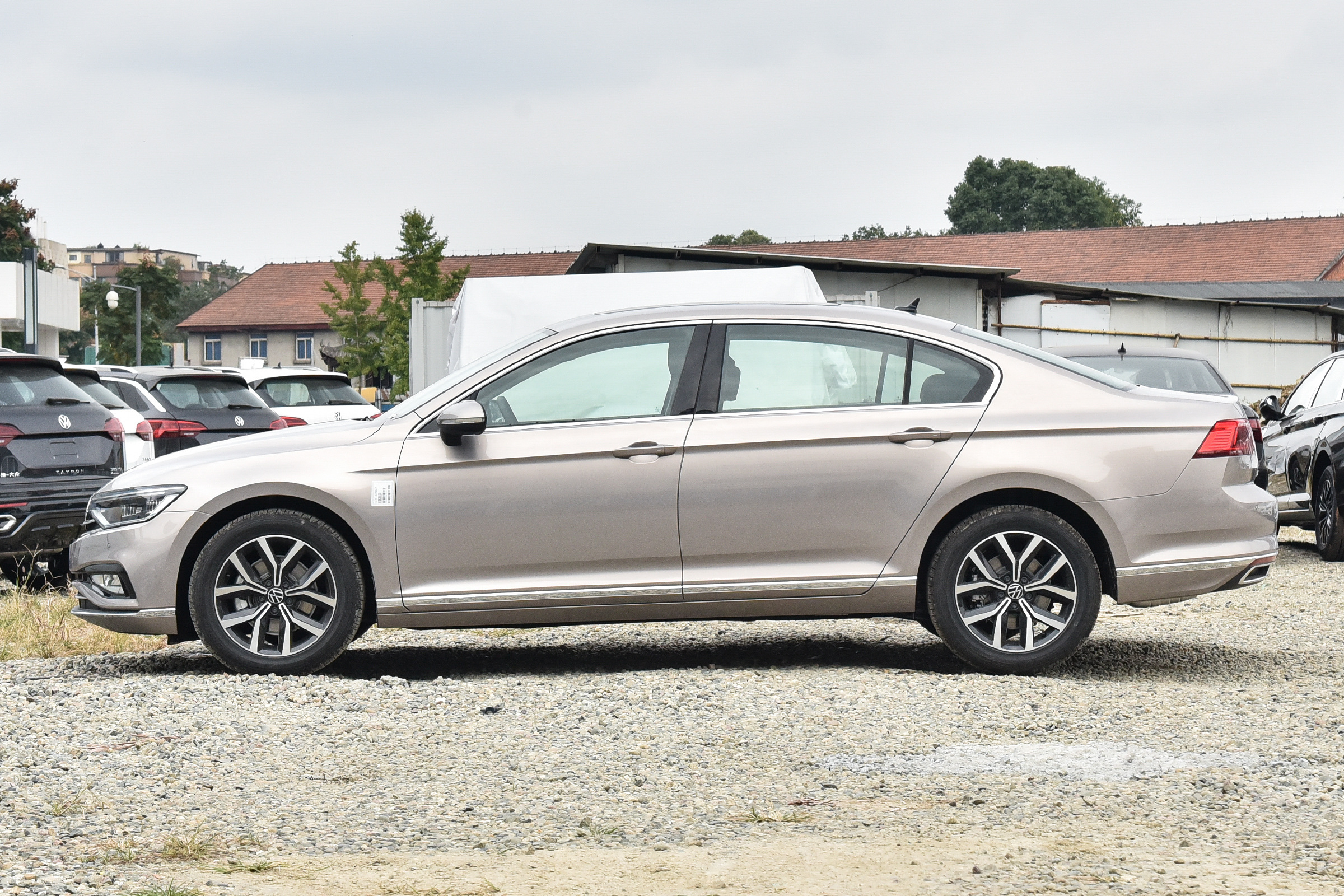 大众迈腾从18.69万跌至13.8万，月销近2万，比凯美瑞受欢迎