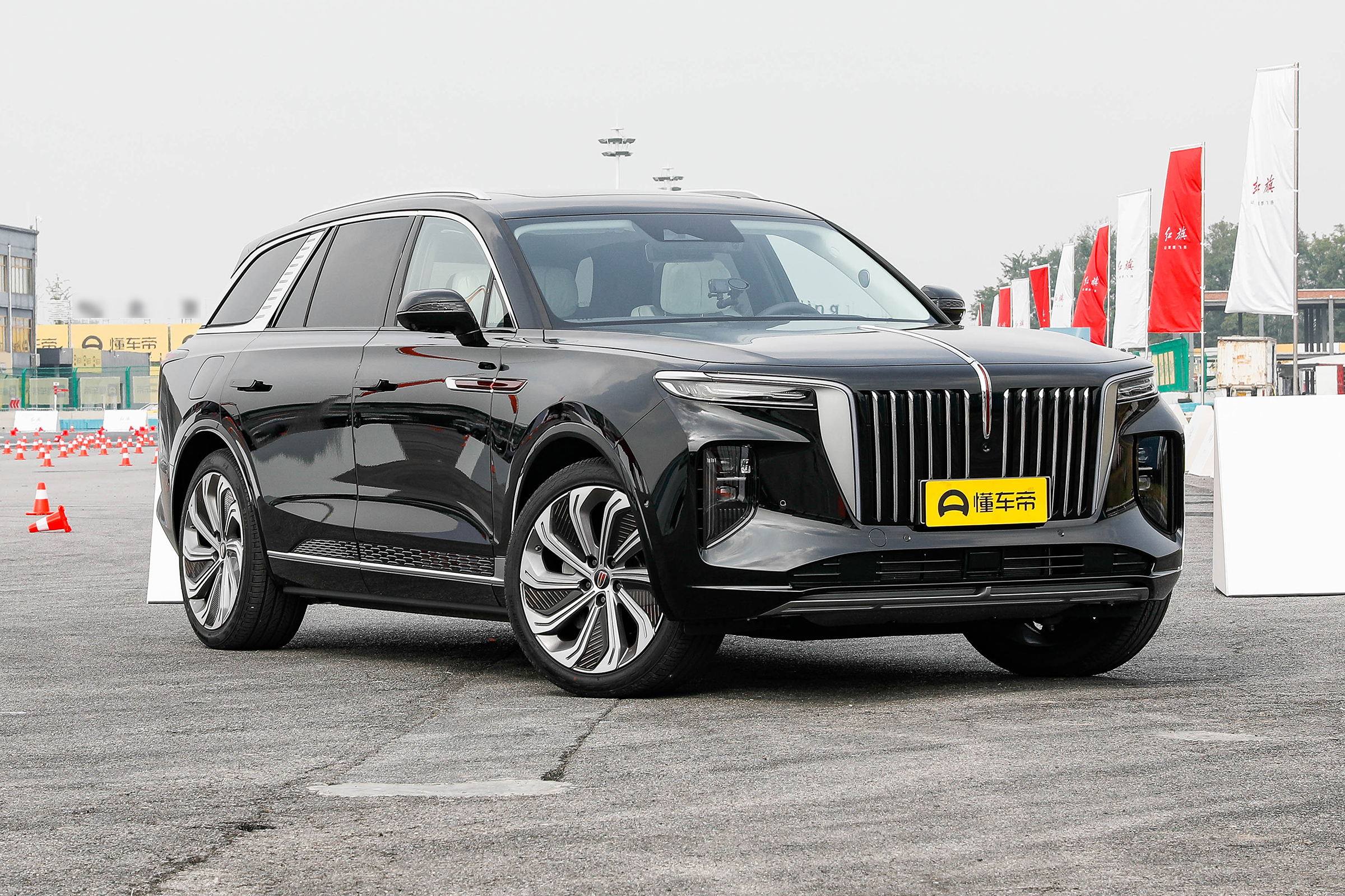 红旗品牌并非首次涉足,此前推出了大型suv红旗e-hs9(售价50