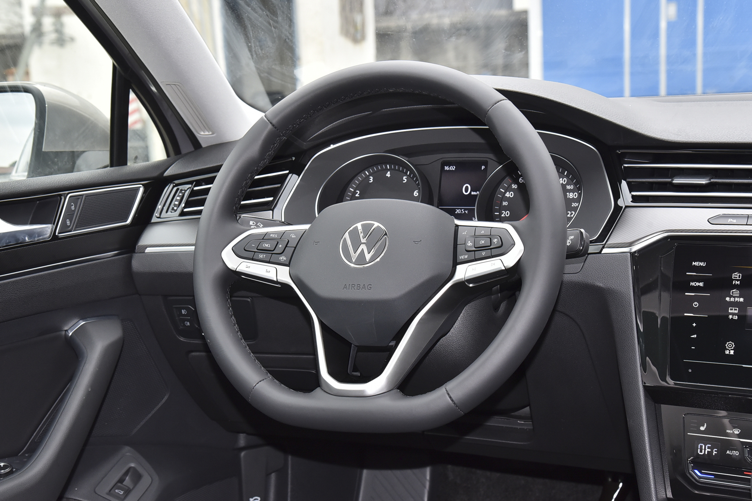 大众迈腾从18.69万跌至13.8万，月销近2万，比凯美瑞受欢迎