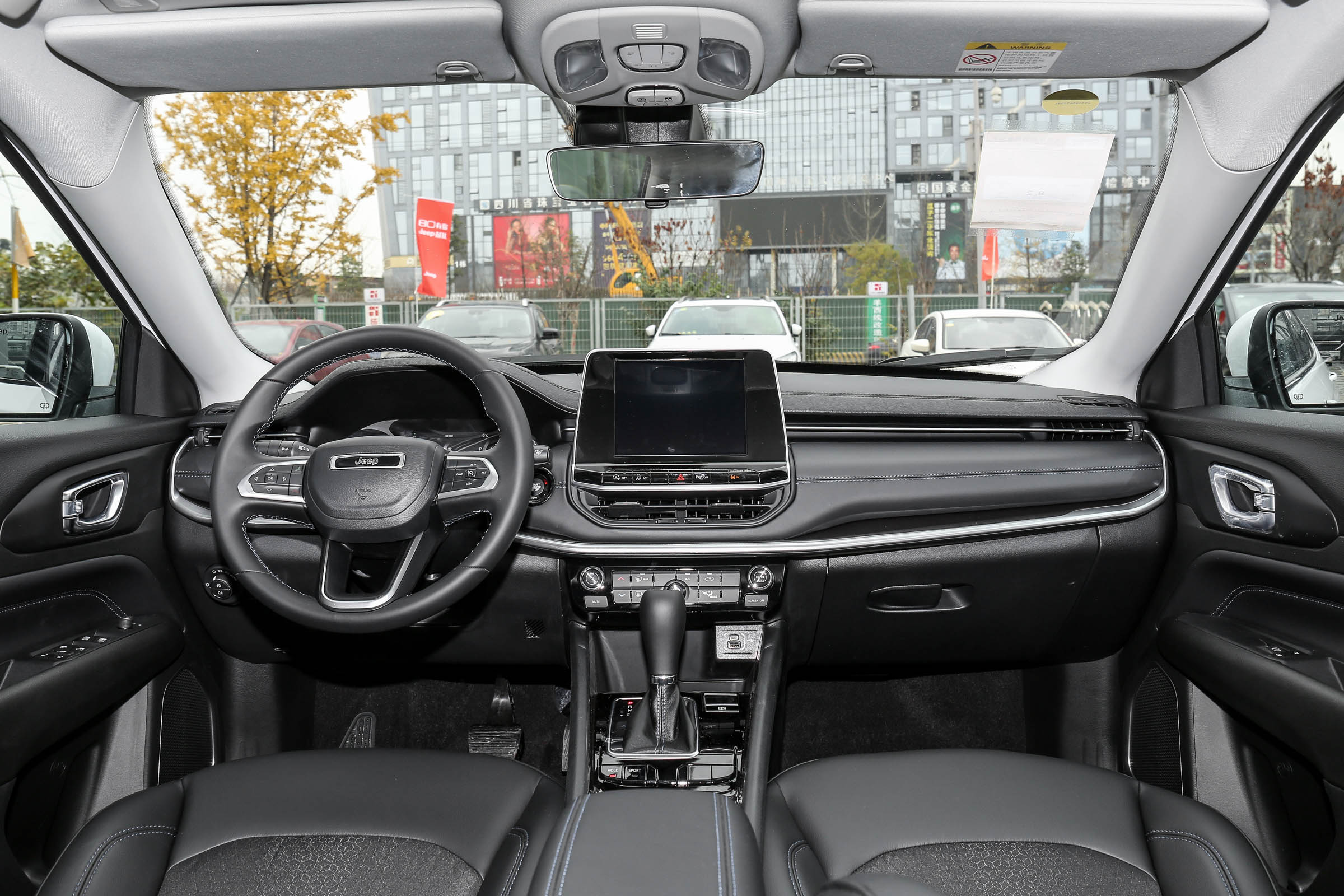 指南者的内饰布局简约大方,设计也符合年轻人的审美,中控按键的位置