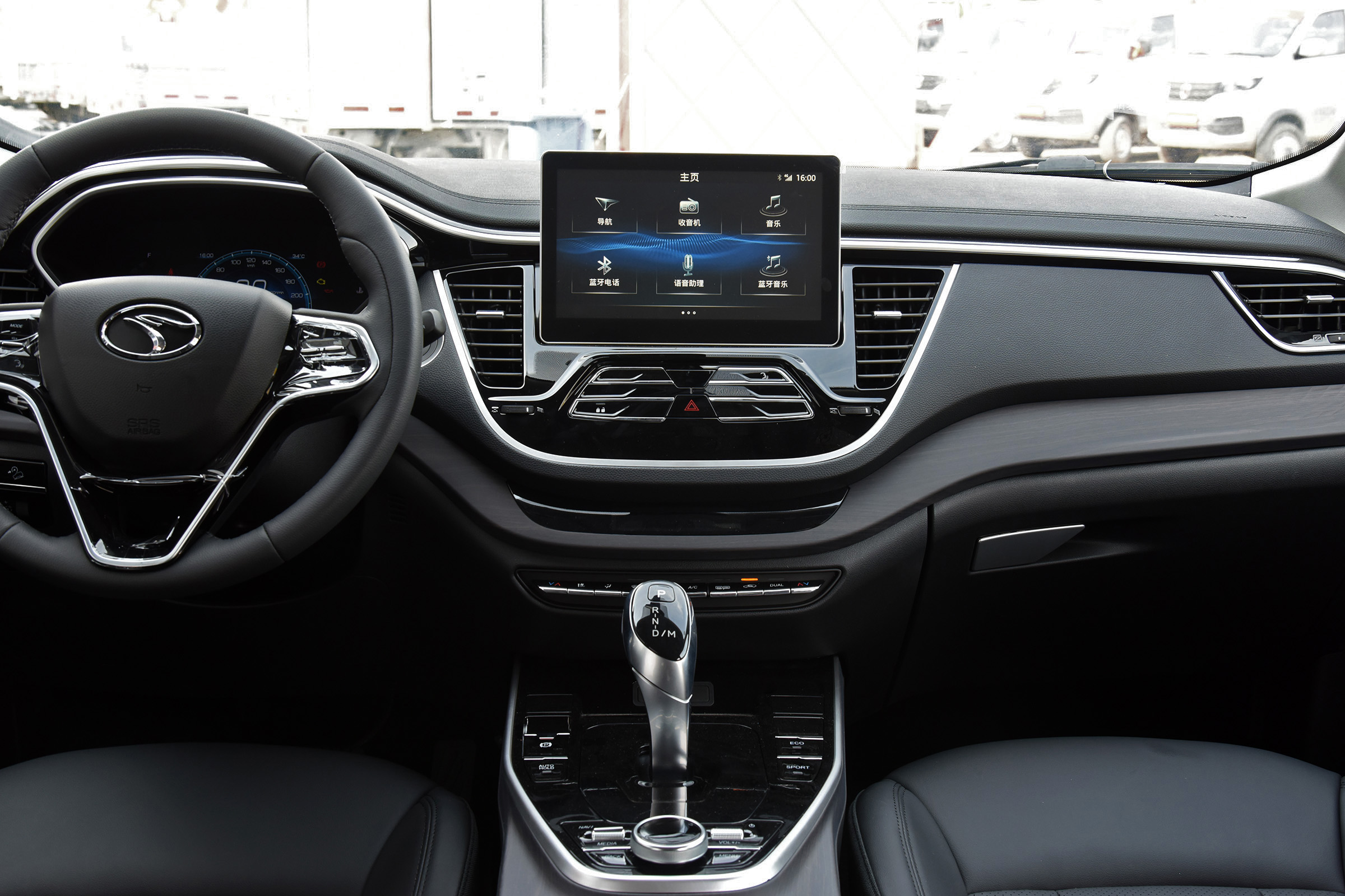 东南dx7的内饰布局简约大方,设计也符合年轻人的审美,中控按键的位置