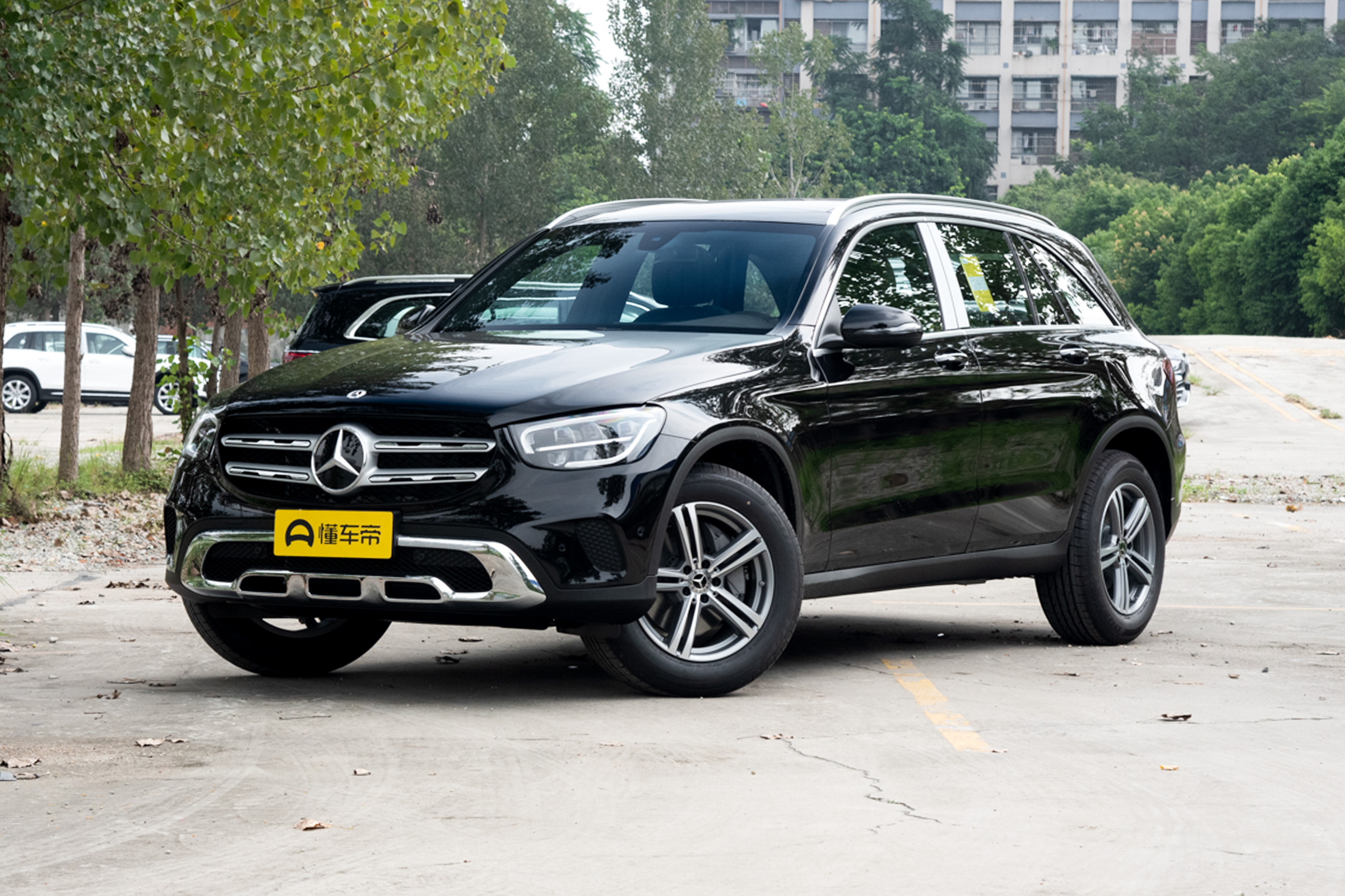 新车 </p><p>　　 预售39万起，轴距加长160毫米，国产路虎揽胜极光L到店