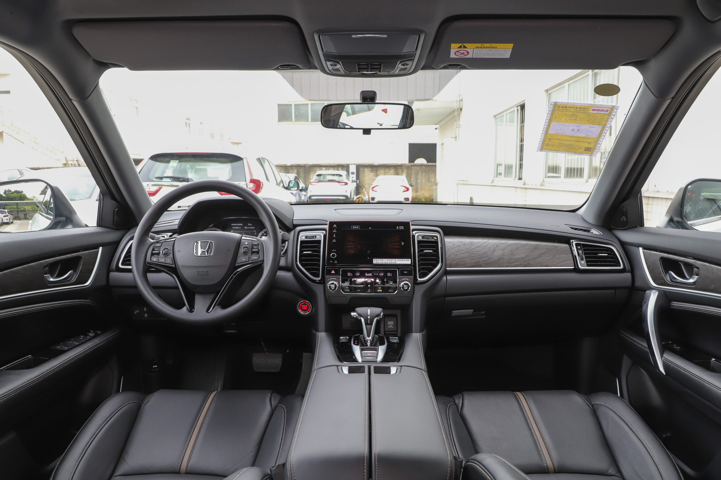 本田ur-v的内饰布局简约大方,设计也符合年轻人的审美,中控按键的位置