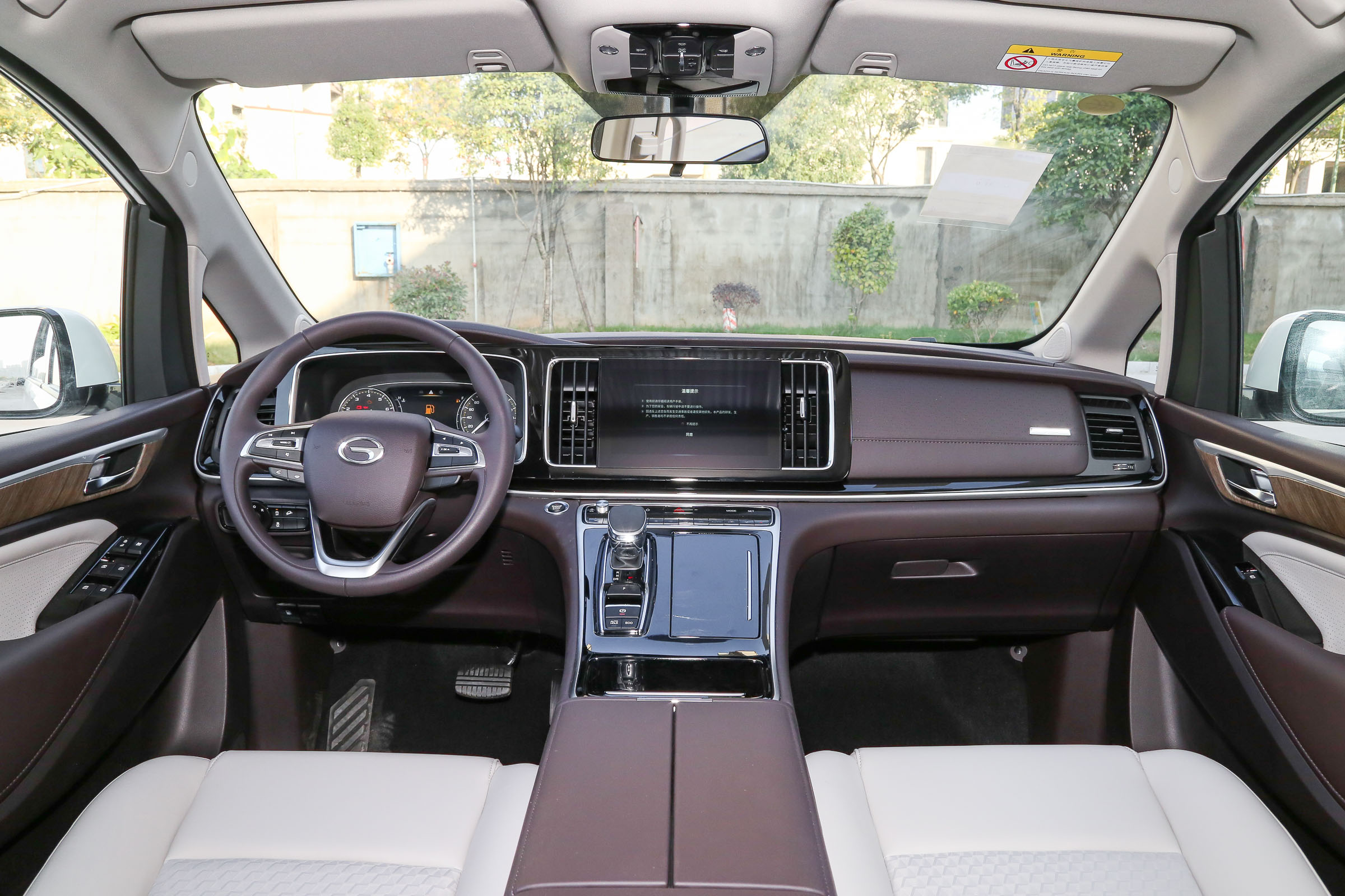 传祺gm8的内饰布局简约大方,设计也符合年轻人的审美,中控按键的位置