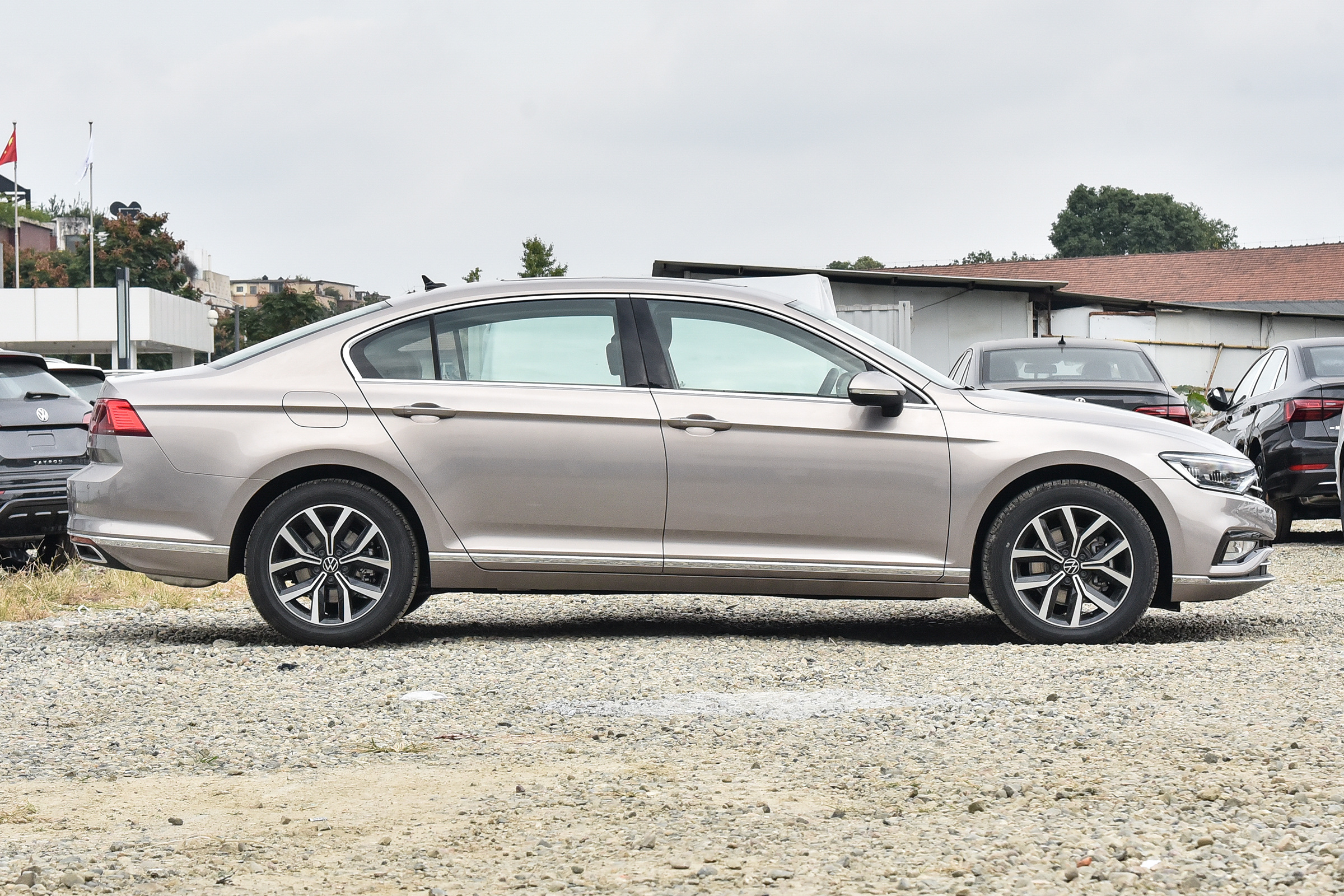 大众迈腾从18.69万跌至13.8万，月销近2万，比凯美瑞受欢迎