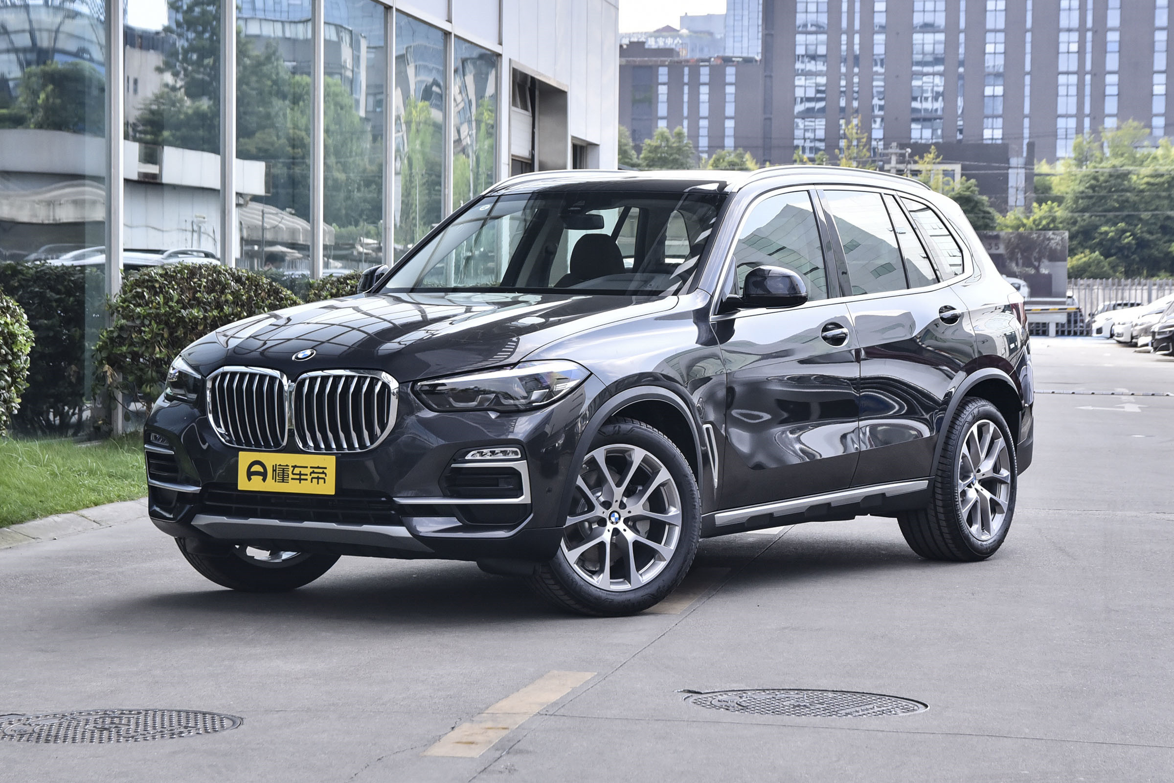 新车 </p><p>　　 约合人民币55.8万元起售，新款奔驰GLE发布，宝马X5老对手
