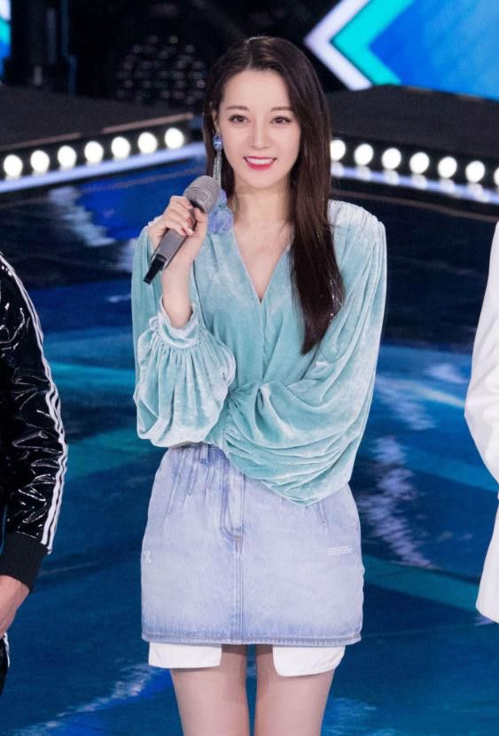 迪丽热巴连体皮裤显臃肿,网友:还以为胖了10斤呢?