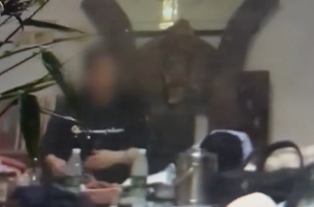 故事：丈夫偷腥漂亮小保姆，并送10多套房产，原配得知后暴走上门