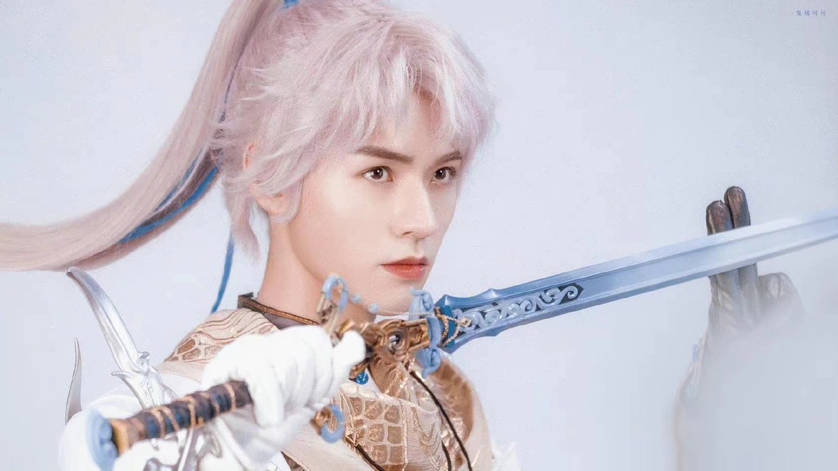 同样是演“白发美男”，有人一眼万年，有人像顶了一头枯草