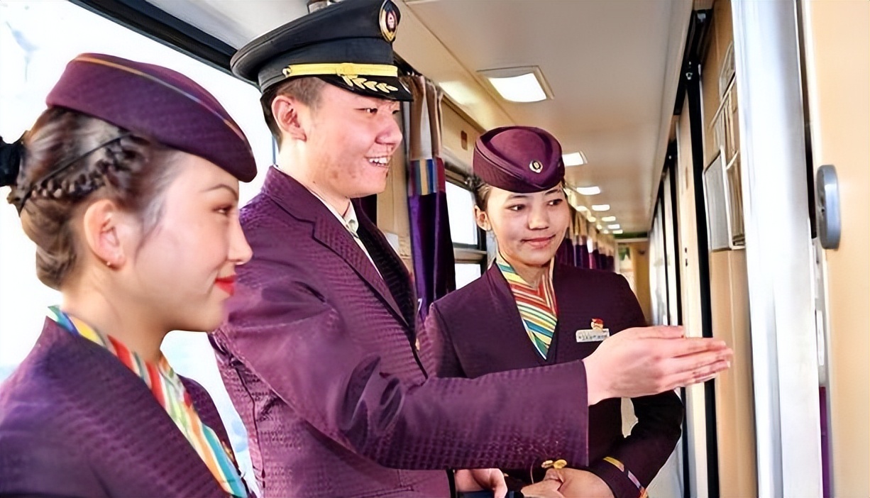 横跨4省的列车，全程3千公里需坐37小时，价300元，一路风景很美