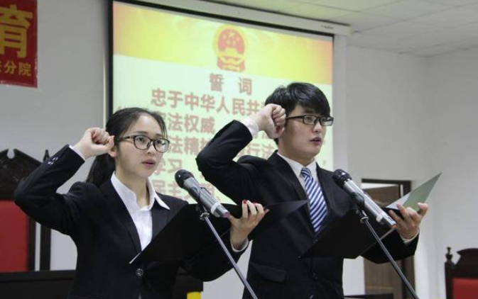 毕业10年发现，选择律师事务所和公务员的法学生，差距不是一点点