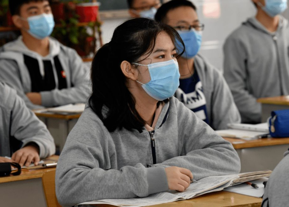 女生高考考场“发飙”，撕毁他人答题卡，处理结果简直大快人心