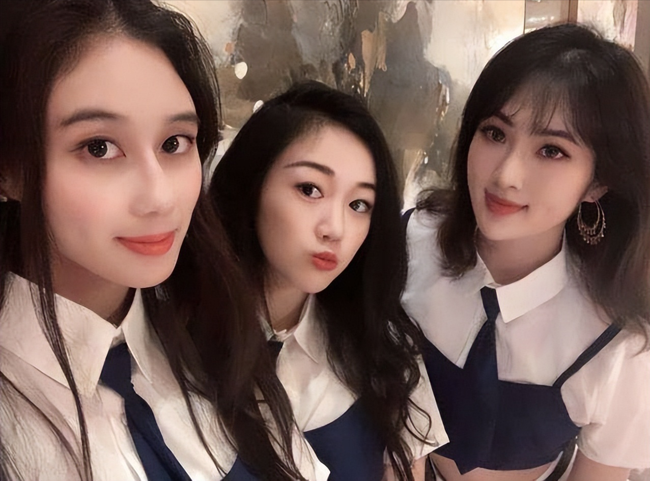 出生在豪门的两位千金，一位经常吃路边小吃，一位经常坐公共汽车