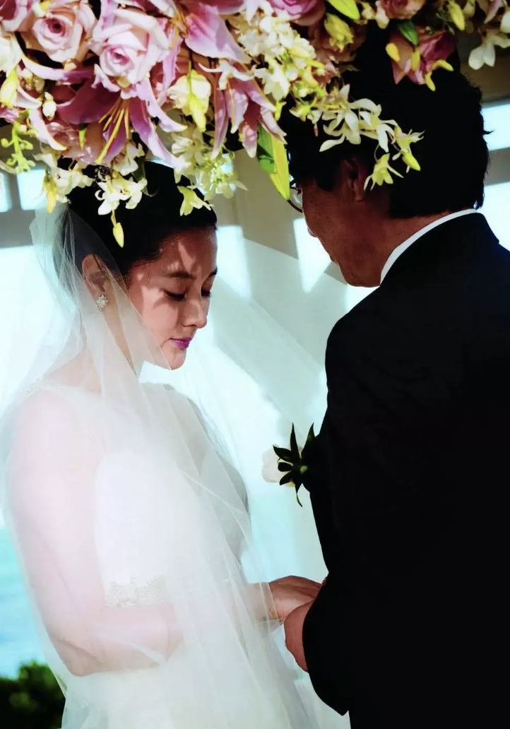 51岁李英爱绝美冻龄！“大长今”嫁入豪门13年，11岁龙凤胎颜值高