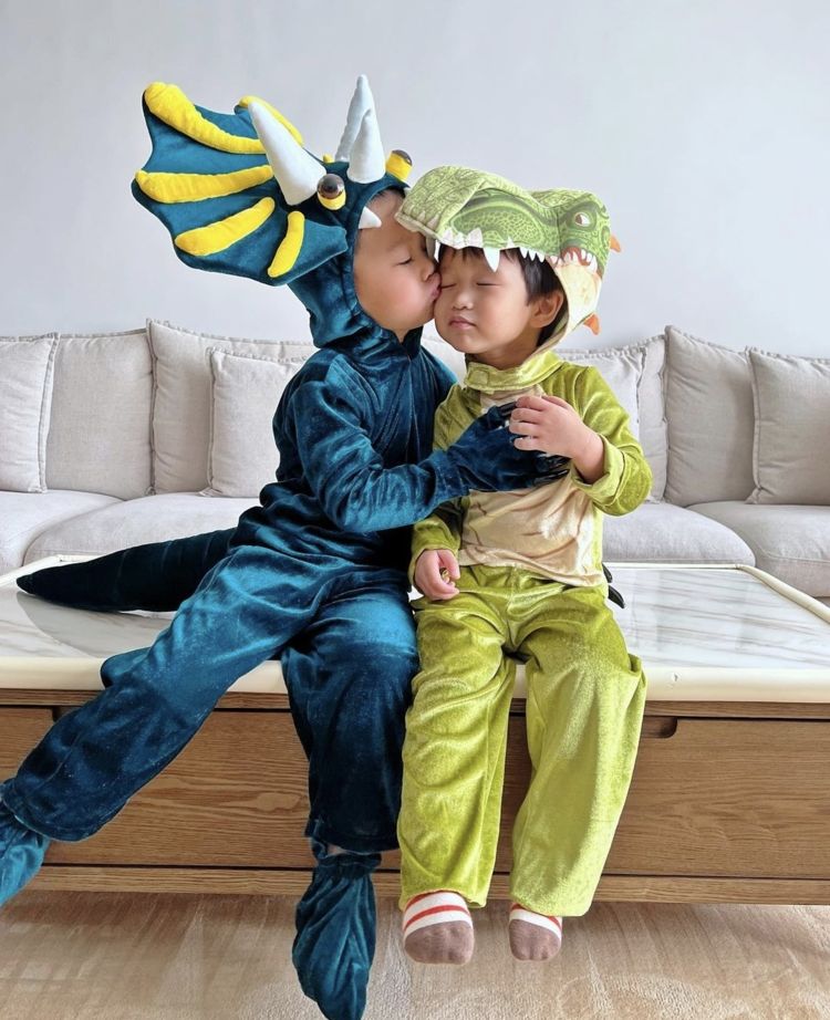 胡杏儿俩儿子扮恐龙，哥哥神情生动搞怪，闭眼亲吻弟弟超有爱