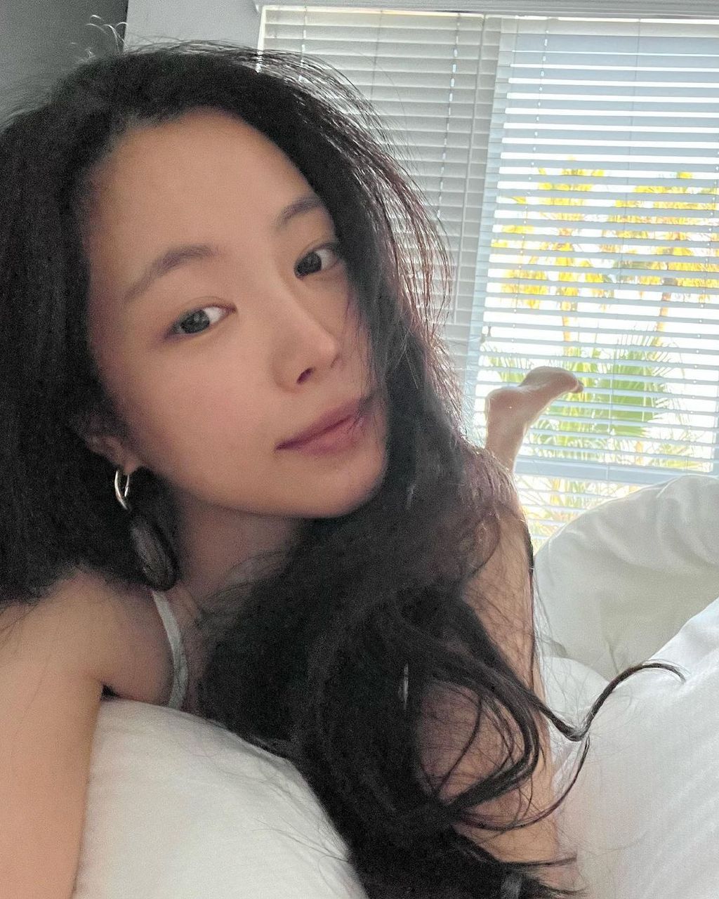 对素颜自信,apink前成员孙娜恩,躺在床上自拍,身材圆润有型