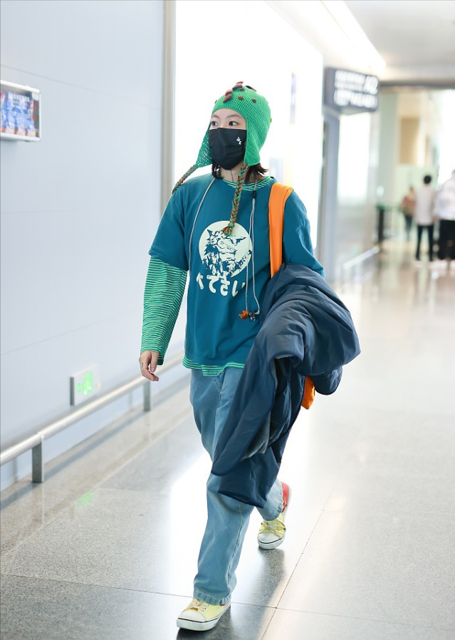 窦靖童美貌输同父异母妹妹，窦佳嫄染渐变发抢风头，气质更像王菲