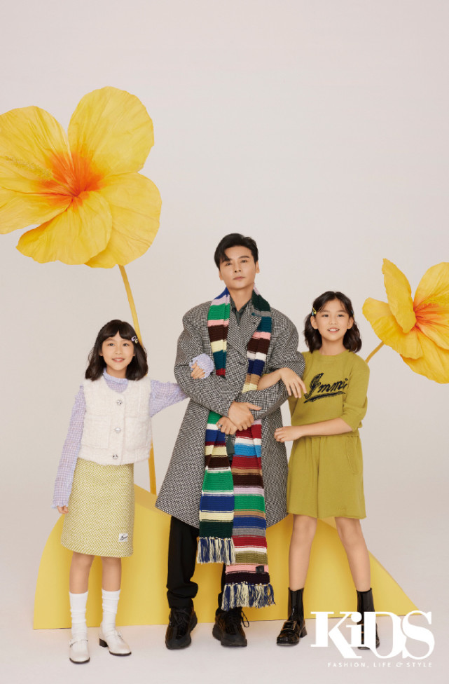 张晋蔡少芬携儿女拍写真，儿子像爸俩女儿像妈，一家五口幸福有爱