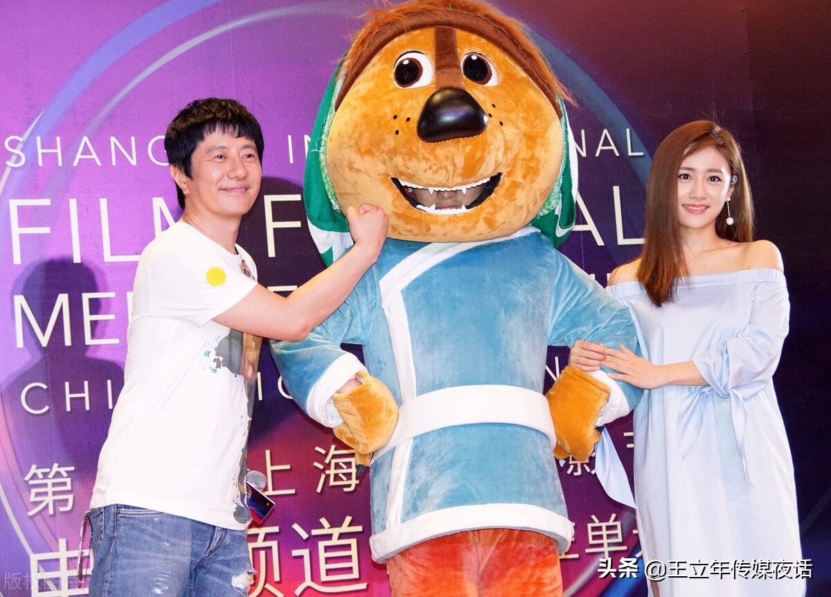 郑钧刘芸走机场，大秀夫妻情深