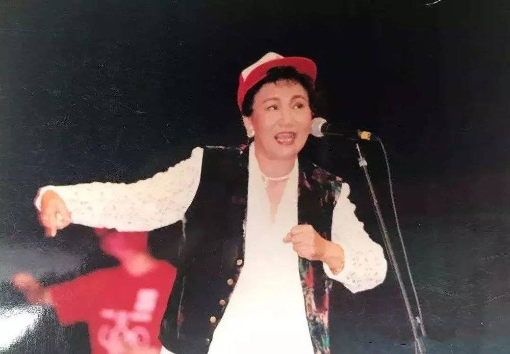 主持人抢话、演员笑场，这8届央视春晚的失误，堪称“灾难现场”