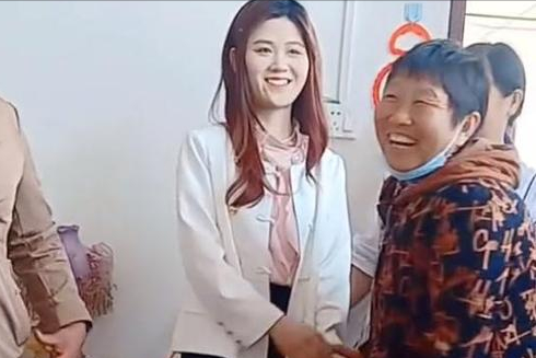 大衣哥前脚给陈萌买首饰，后脚卖废品换馒头，直言：能吃好几天