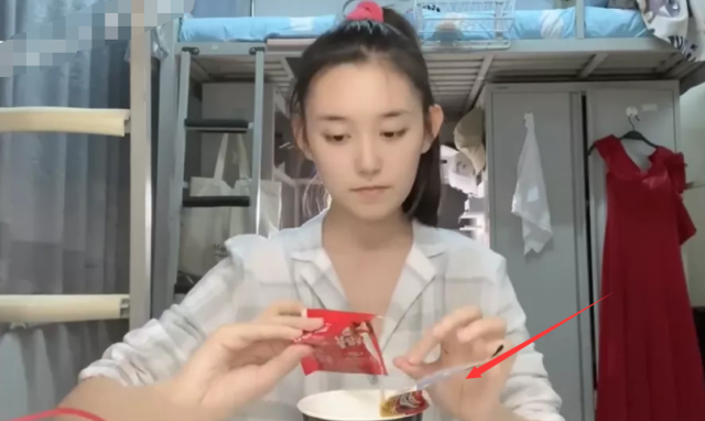 明星校园生活大不同！AB一周10块钱，郑恺开豪车上学，杨紫接地气