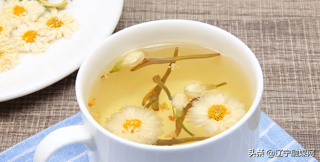 还是90后会玩，用盲盒“扭蛋机”喝茶养生，有意思极了